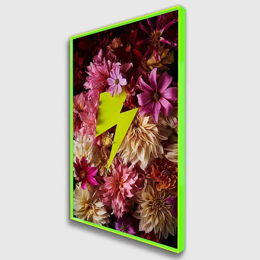 Modernes Wandbild mit Blumen und neon Blitz auf Alu Dibond oder gerahmt im neon Rahmen als hochwertigen Kunstdruck für das Wohnzimmer bestellen