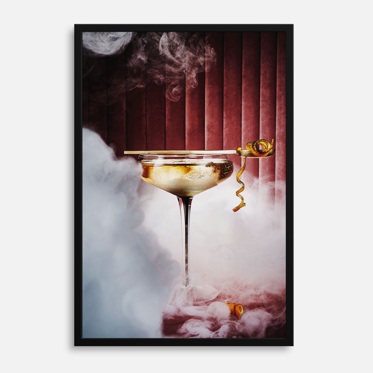 Moderne Poster als Wanddeko für die Küche Cocktail Glas in rauchiger Bar mit pinkem Hintergrund aus Samt 