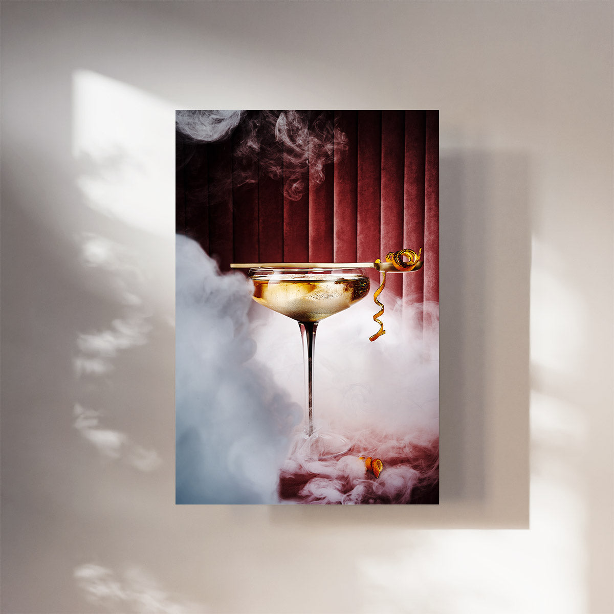 Moderne Poster als Wanddeko für die Küche Cocktail Glas in rauchiger Bar mit pinkem Hintergrund aus Samt 