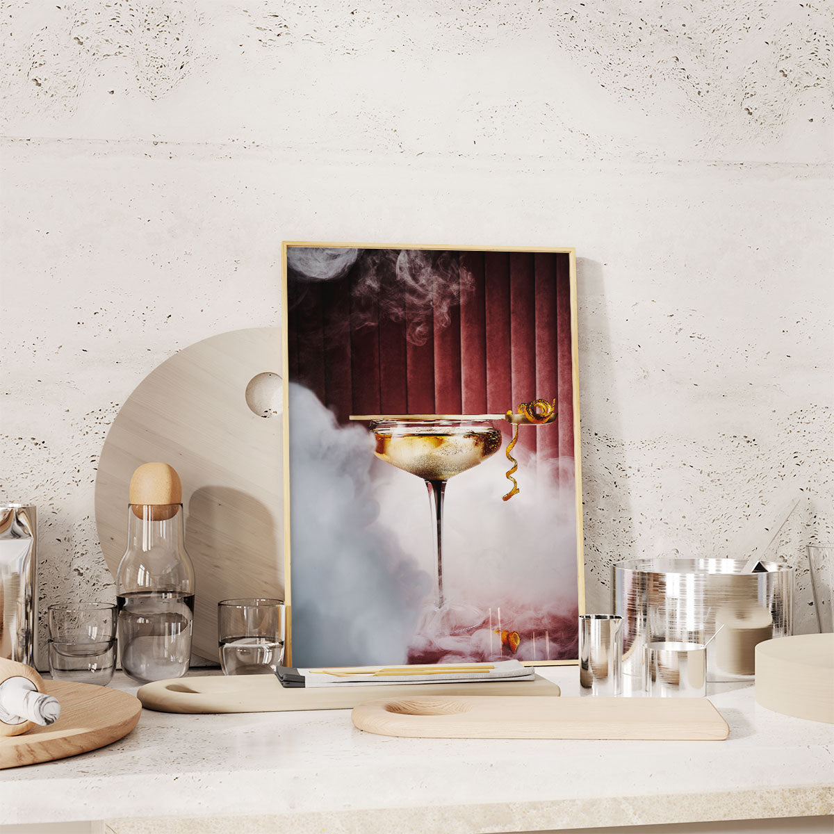 Moderne Poster als Wanddeko für die Küche Cocktail Glas in rauchiger Bar mit pinkem Hintergrund aus Samt 