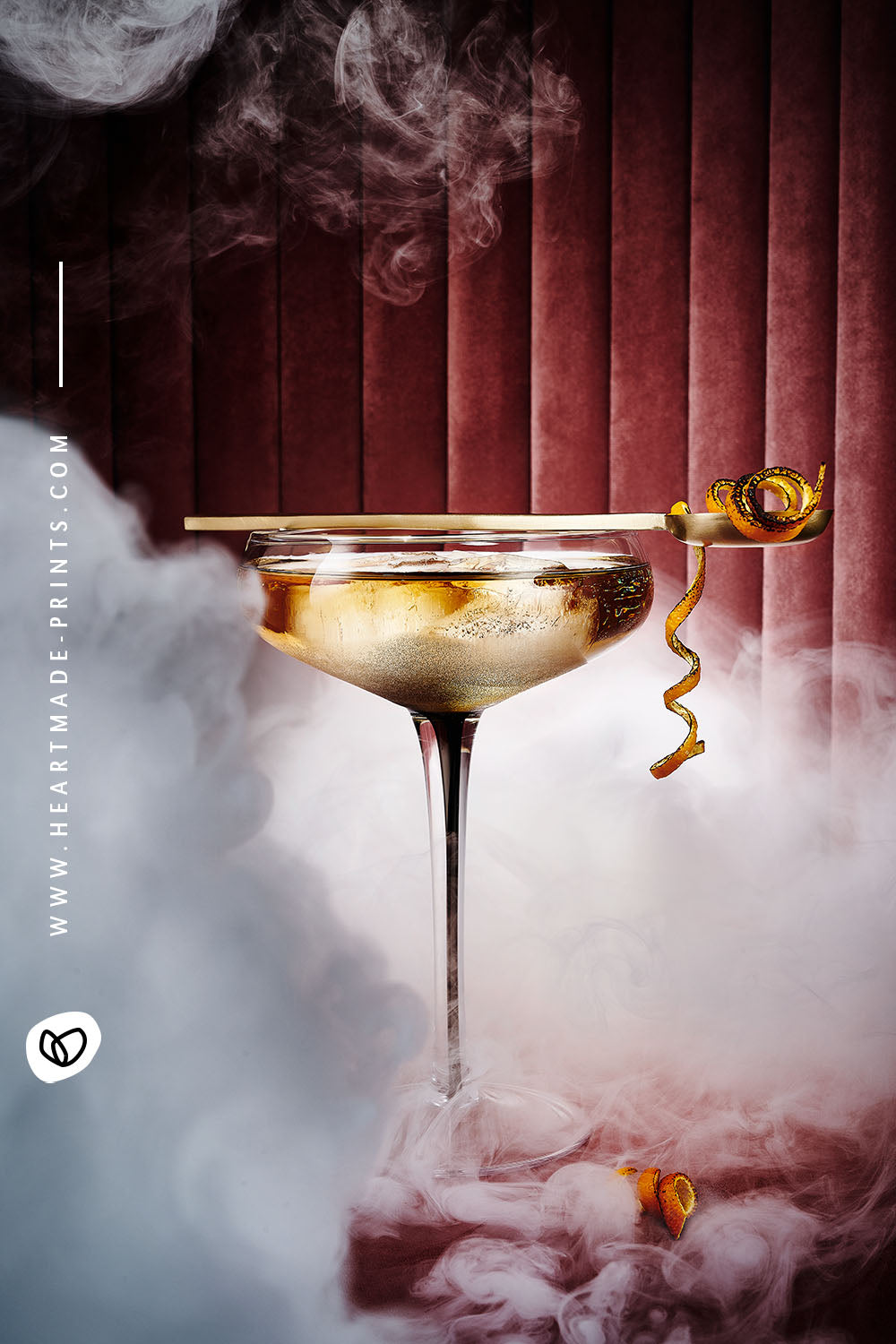 Moderne Poster als Wanddeko für die Küche Cocktail Glas in rauchiger Bar mit pinkem Hintergrund aus Samt 